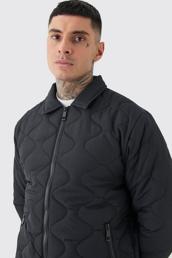 Tall schwarze gesteppte Jacke mit Kragen