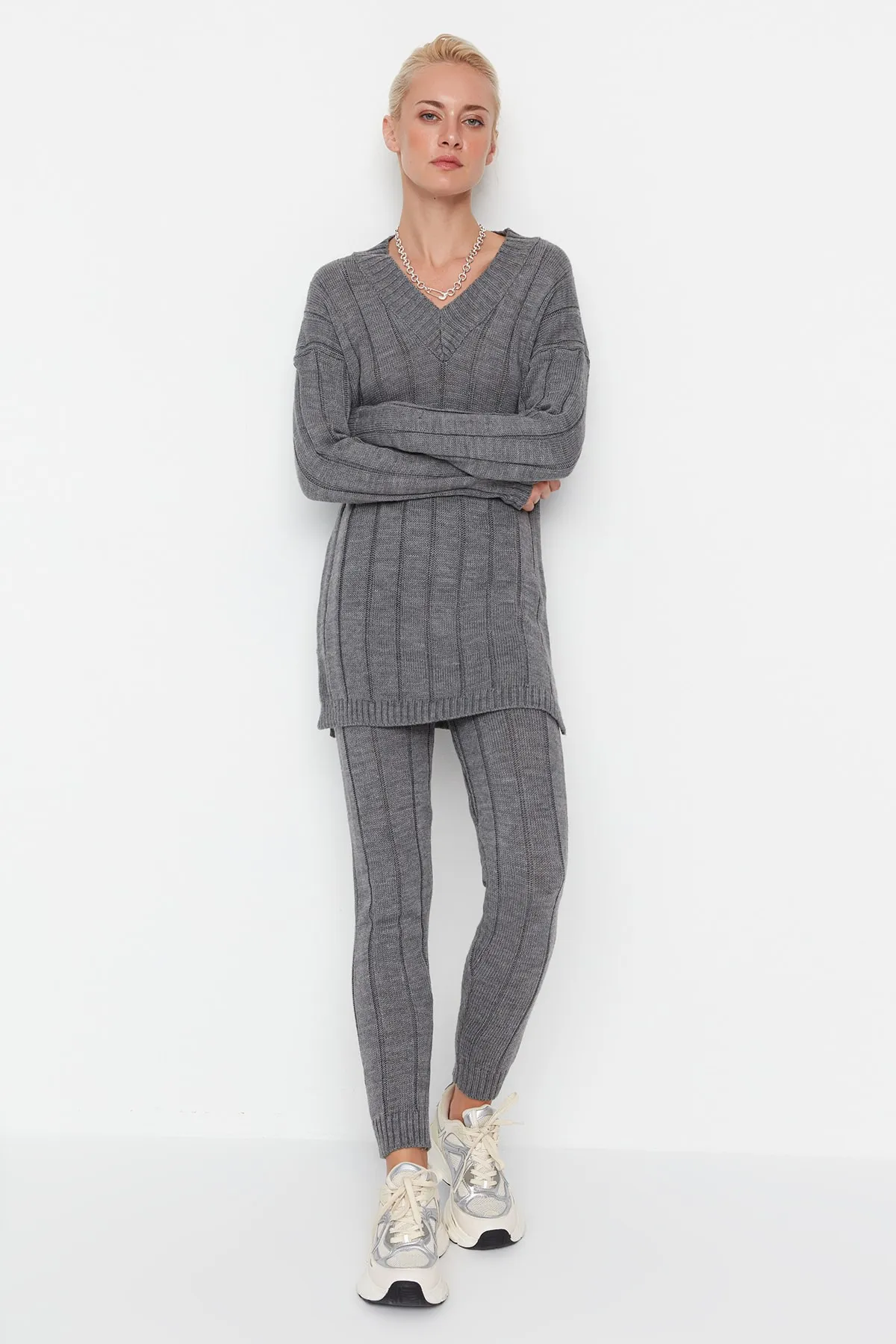 Trendyol Collection  Graues Oversize-Pullover-Hose mit V-Ausschnitt, Strickoberteil und -unterteil-Set TWOAW22AU0229