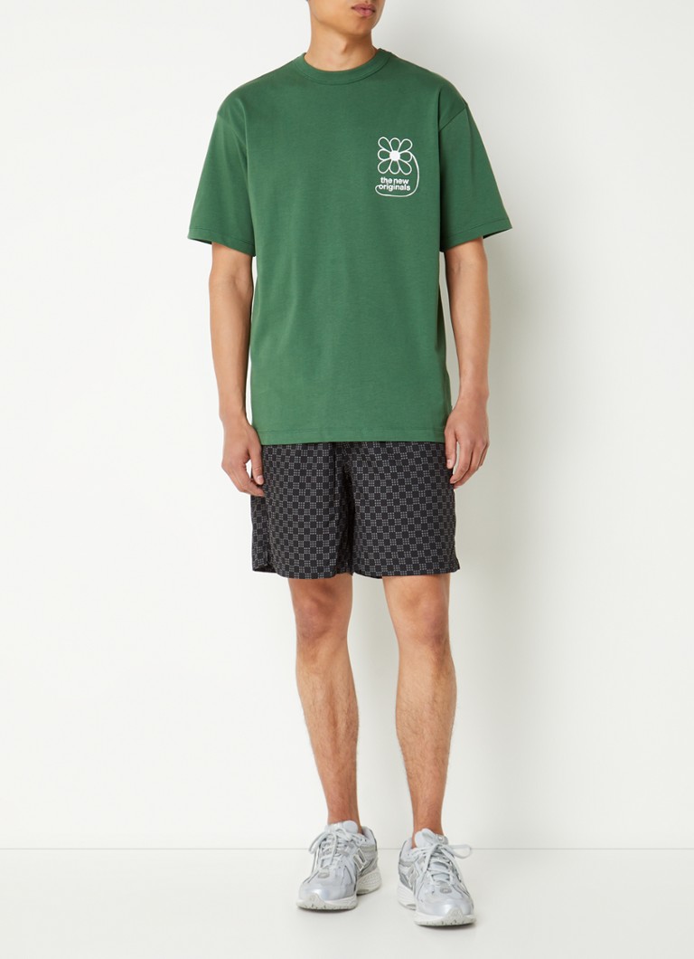 Tricou nou și original cu imprimeu floral, logo și motiv floral pe spate.