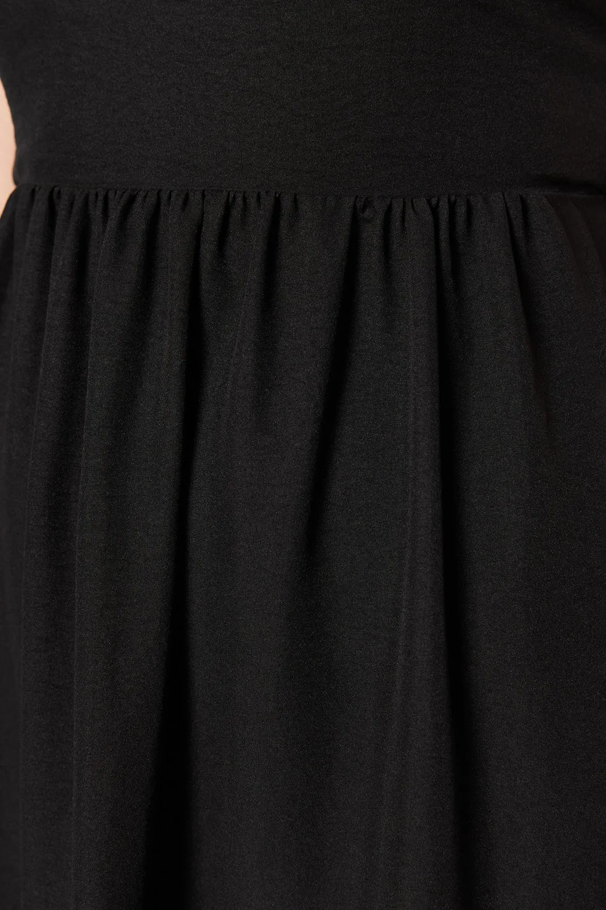 Trendyol Collection  Schwarzer Rock, Volant-Rückenband, detailliertes Träger-Minikleid aus Webstoff TWOSS23EL00027