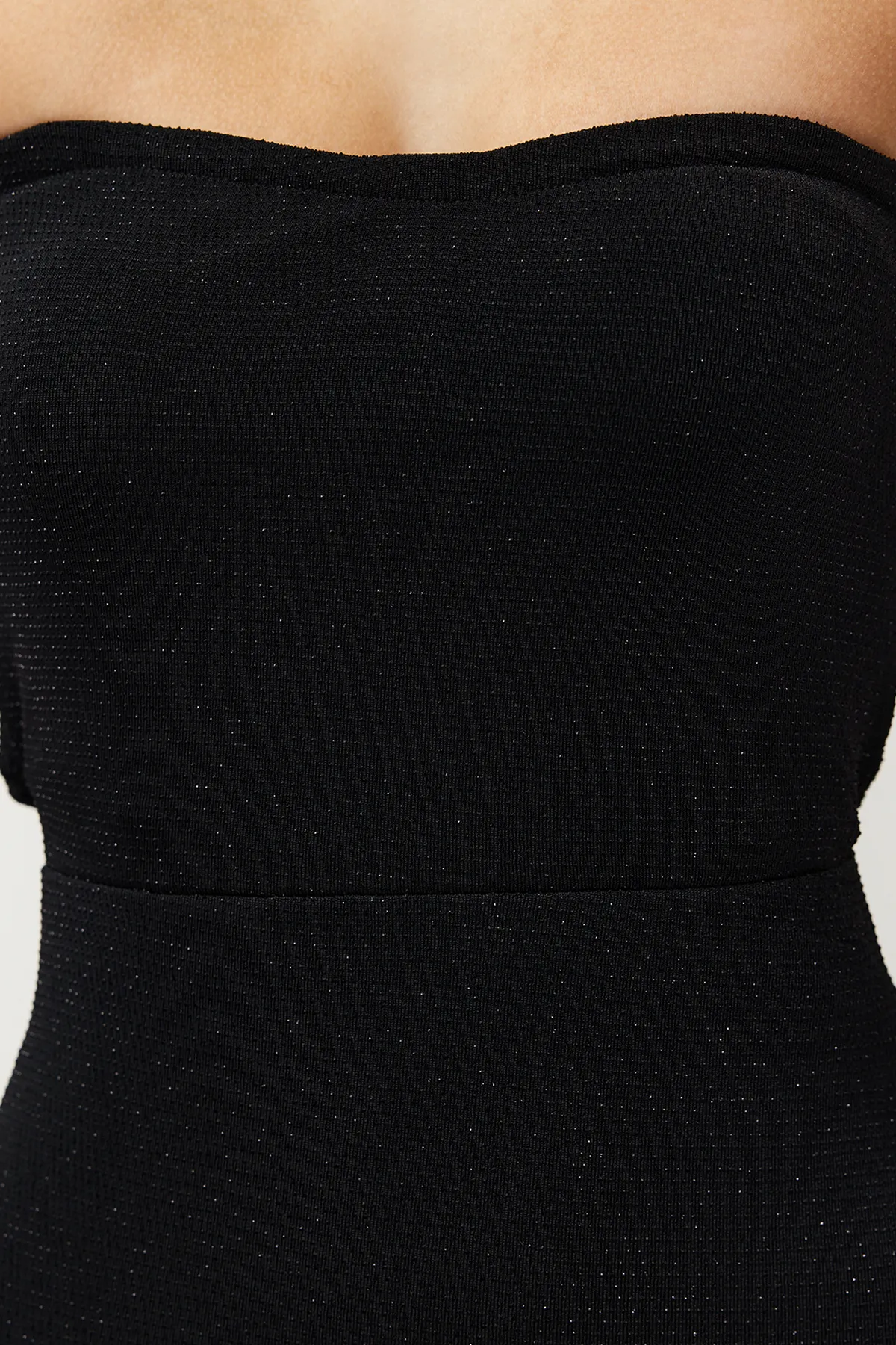 Trendyol Collection  Schwarzes, figurbetontes, gefüttertes, langes Abendkleid mit Glitzer TPRSS24AE00114