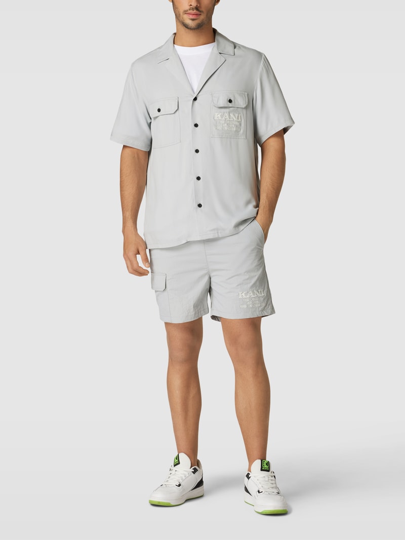 Shorts mit Label-Stitching - P&C X Karl Kani in hellgrau