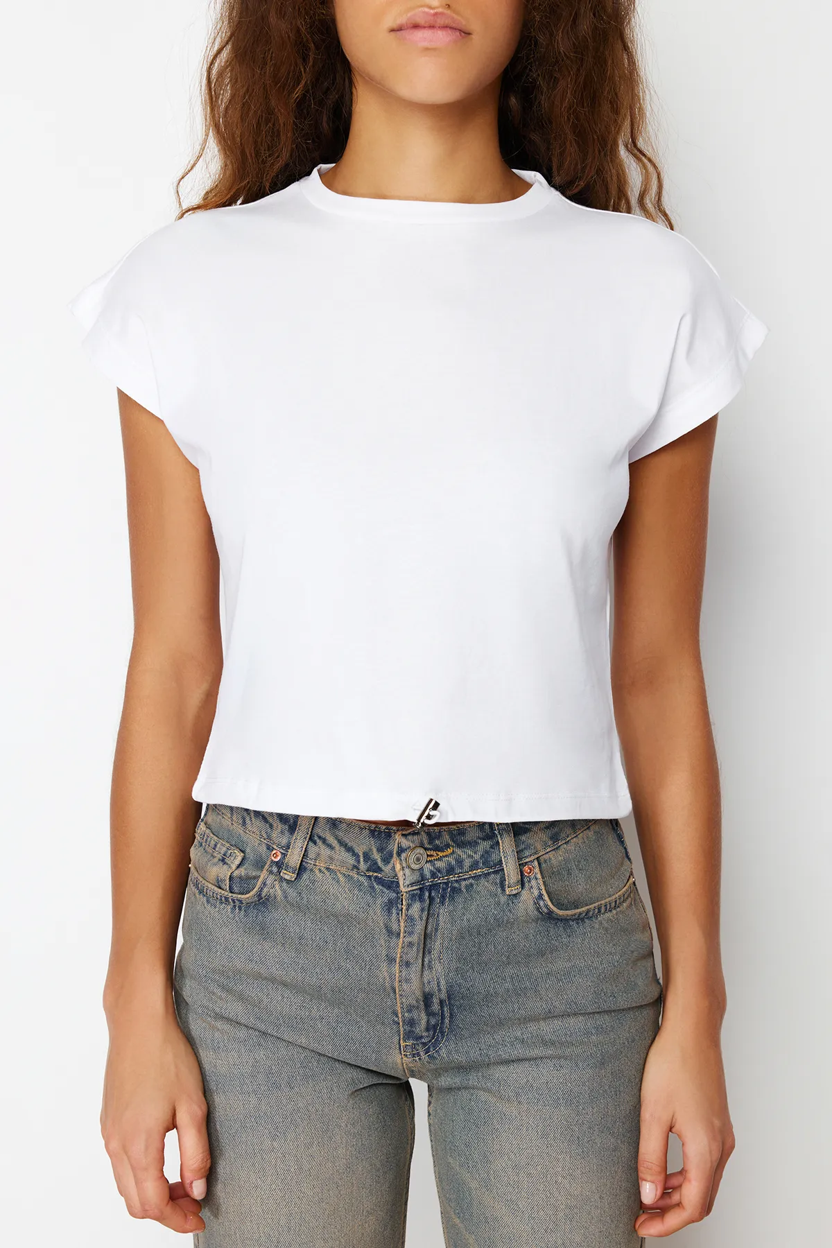 Trendyol Collection  Weißes, 100 % Baumwolle mit Stopper, Regular/Regular Fit, Mondärmel, kurzes Strick-T-Shirt TWOSS24TS00057