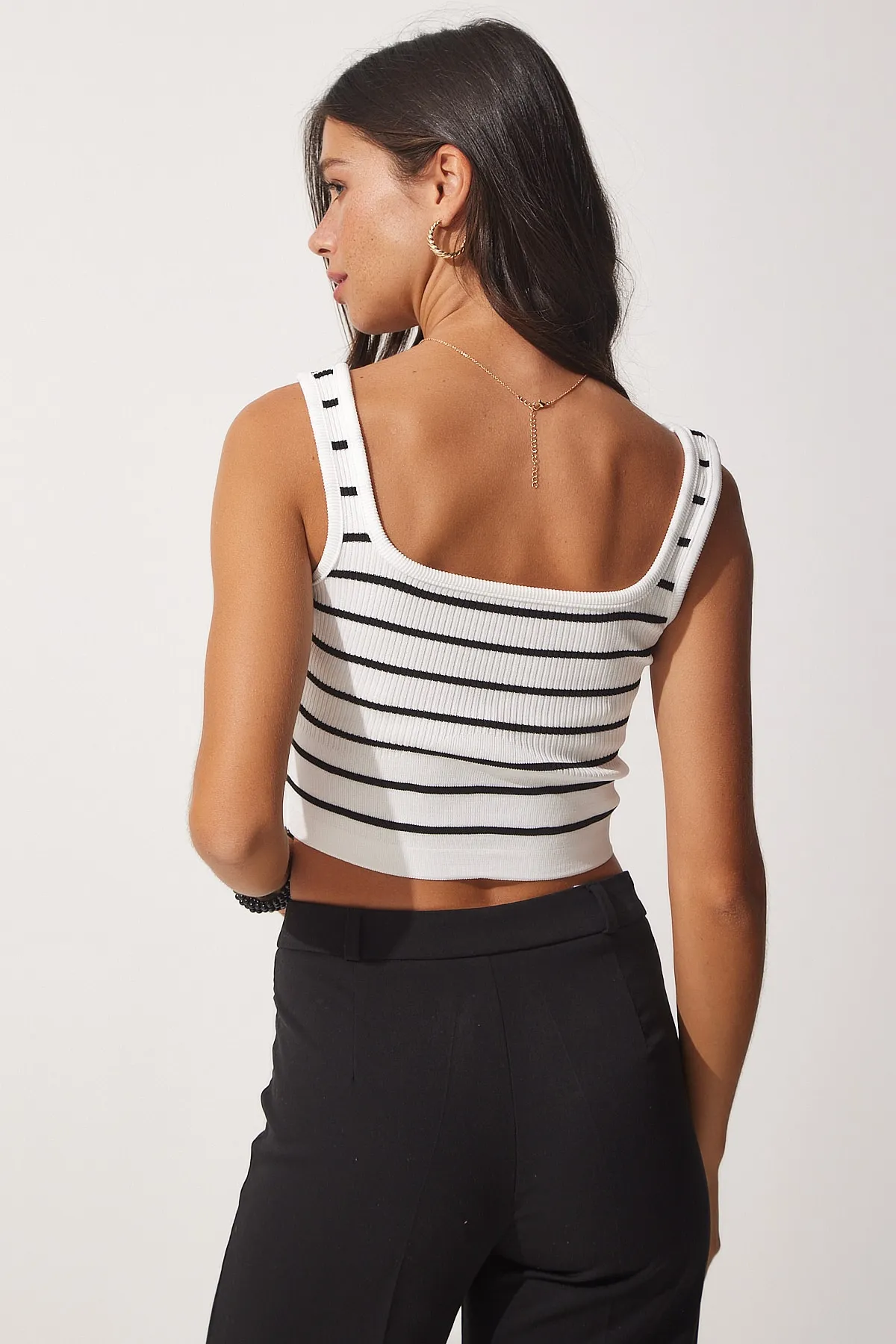 Happiness İstanbul  Weiße gestreifte Crop-Strickbluse für Damen YY00138