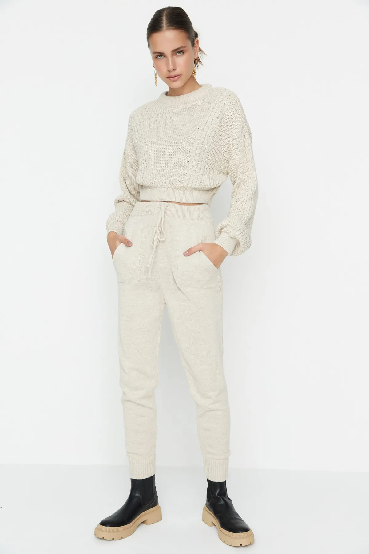 Trendyol Collection  Beiges, kurzes Strickoberteil und -unterteil im Set mit Rundhalsausschnitt TWOAW21AU0047