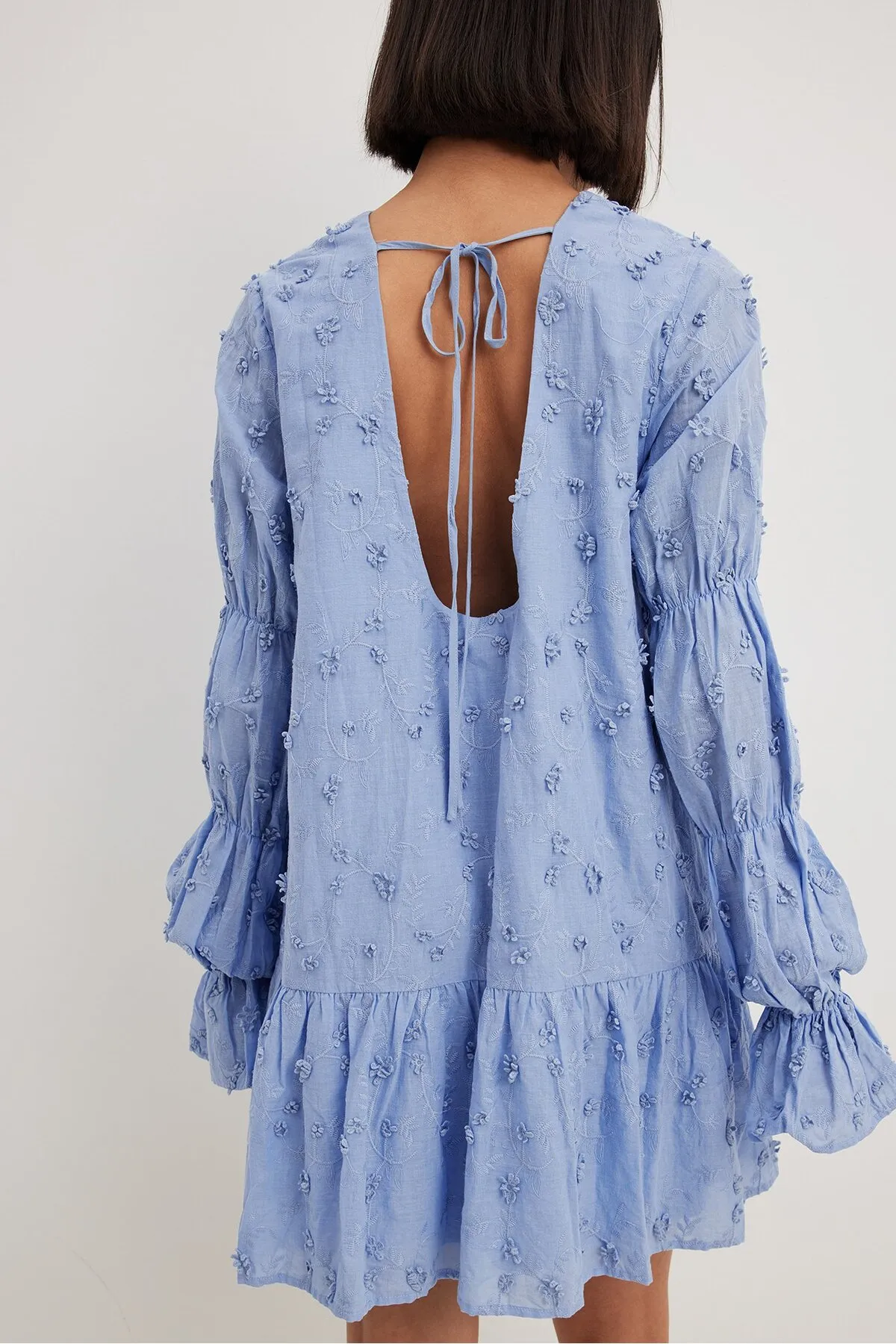 NA-KD Boho  Kleid mit tiefem Rückenausschnitt und Ärmeldetail