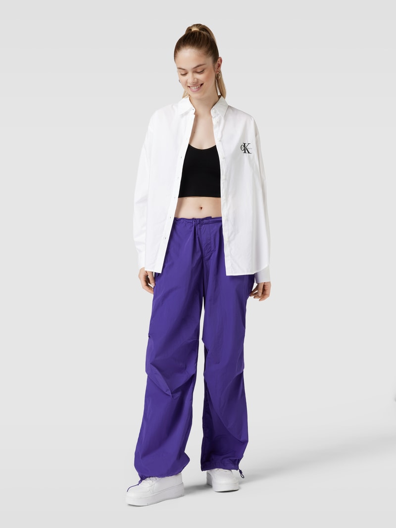 Hemdbluse mit Label-Stitching in weiss