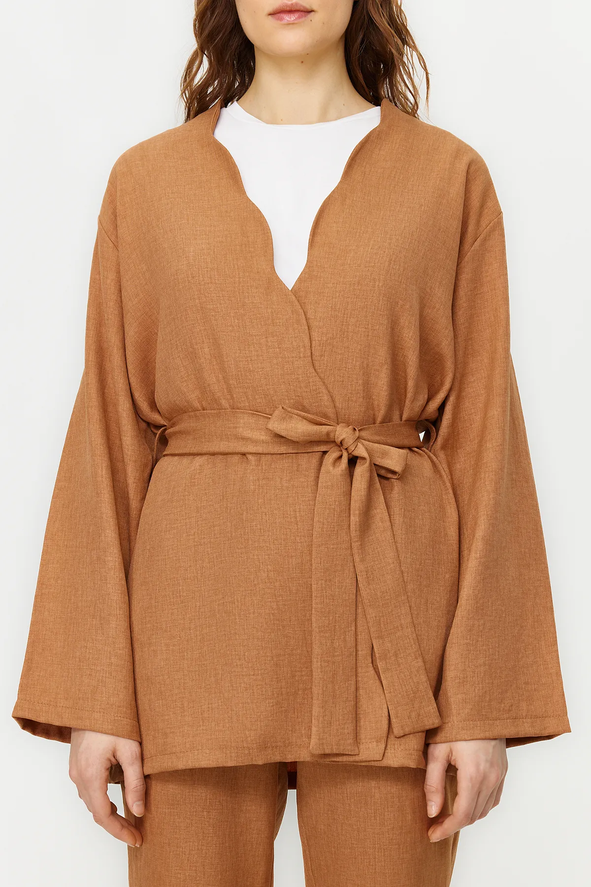 Trendyol Modest  Kamelfarbenes Kimono-Hose-Set in Leinenoptik mit Gürtel aus gewebtem Ober- und Unterteil TCTSS24US00005