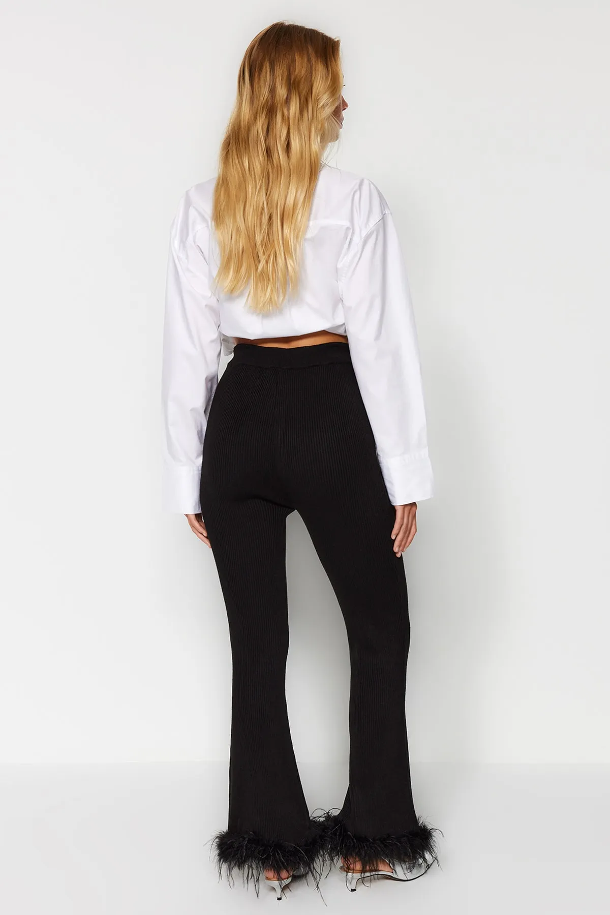 Trendyol Collection  Schwarze, figurbetonte Hose mit gerippten Beinen TWOAW24PL00048