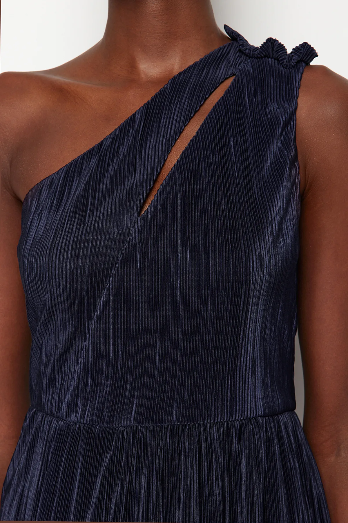 Trendyol Collection  Marineblaues, plissiertes, gefüttertes langes Abendkleid aus Strick TPRSS24AE00021