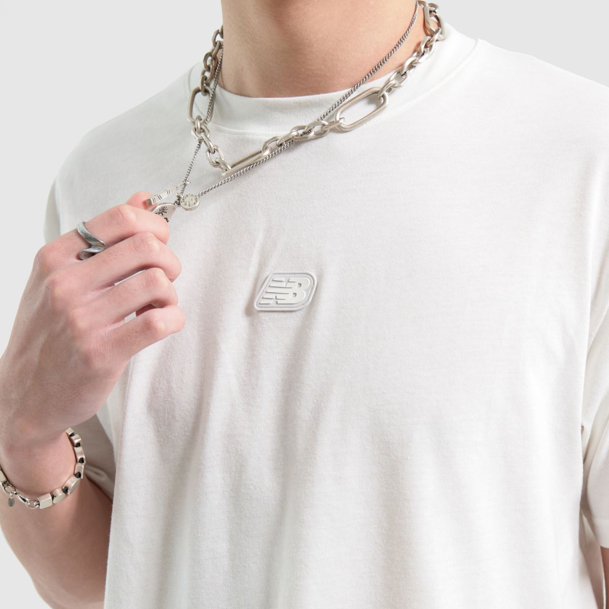New Balance – Vit multifärgad t-shirt med basketmotiv