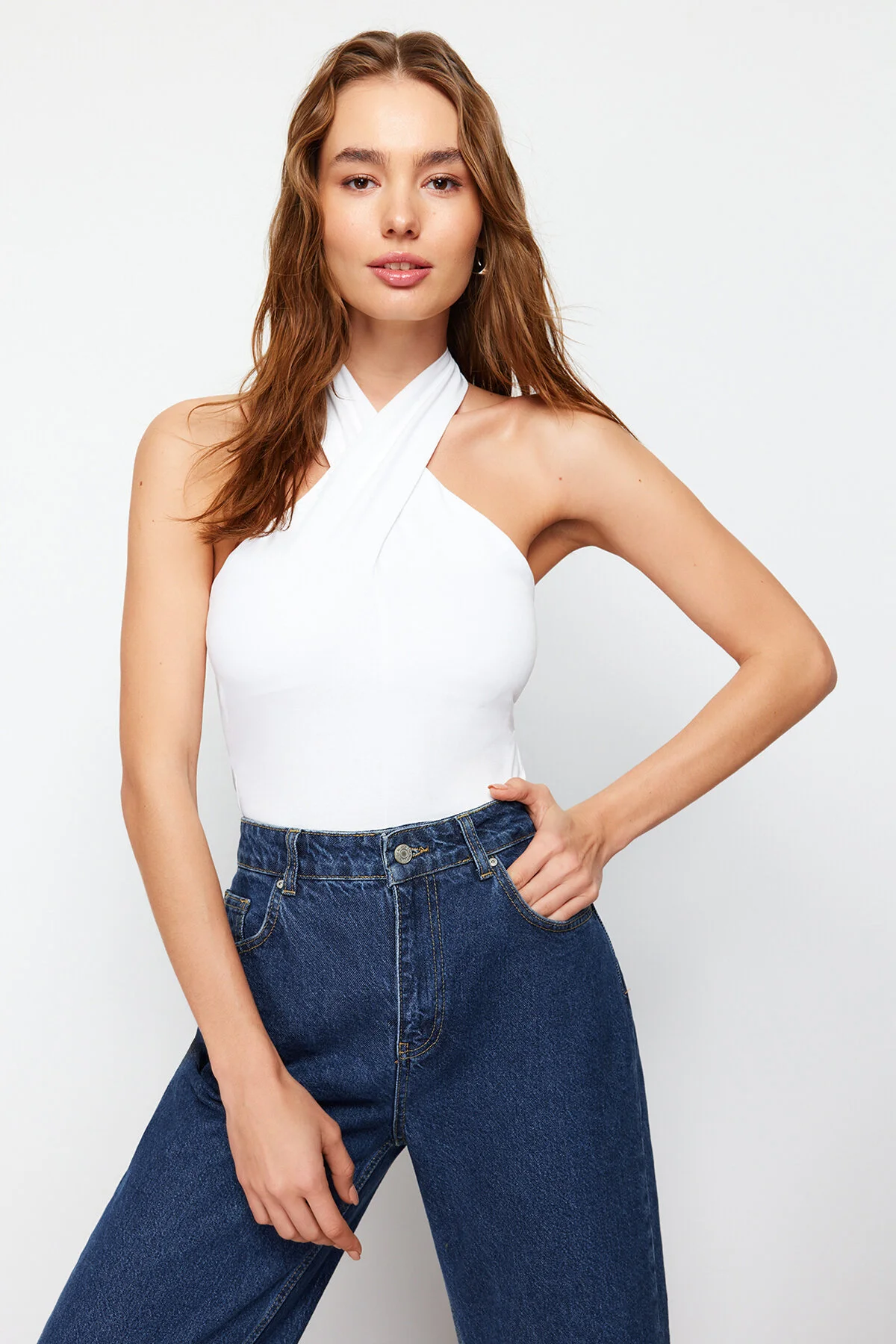 Trendyol Collection  Weiße Neckholder-Bluse mit figurbetonter Passform und Stretch-Strick TWOSS24BZ00459
