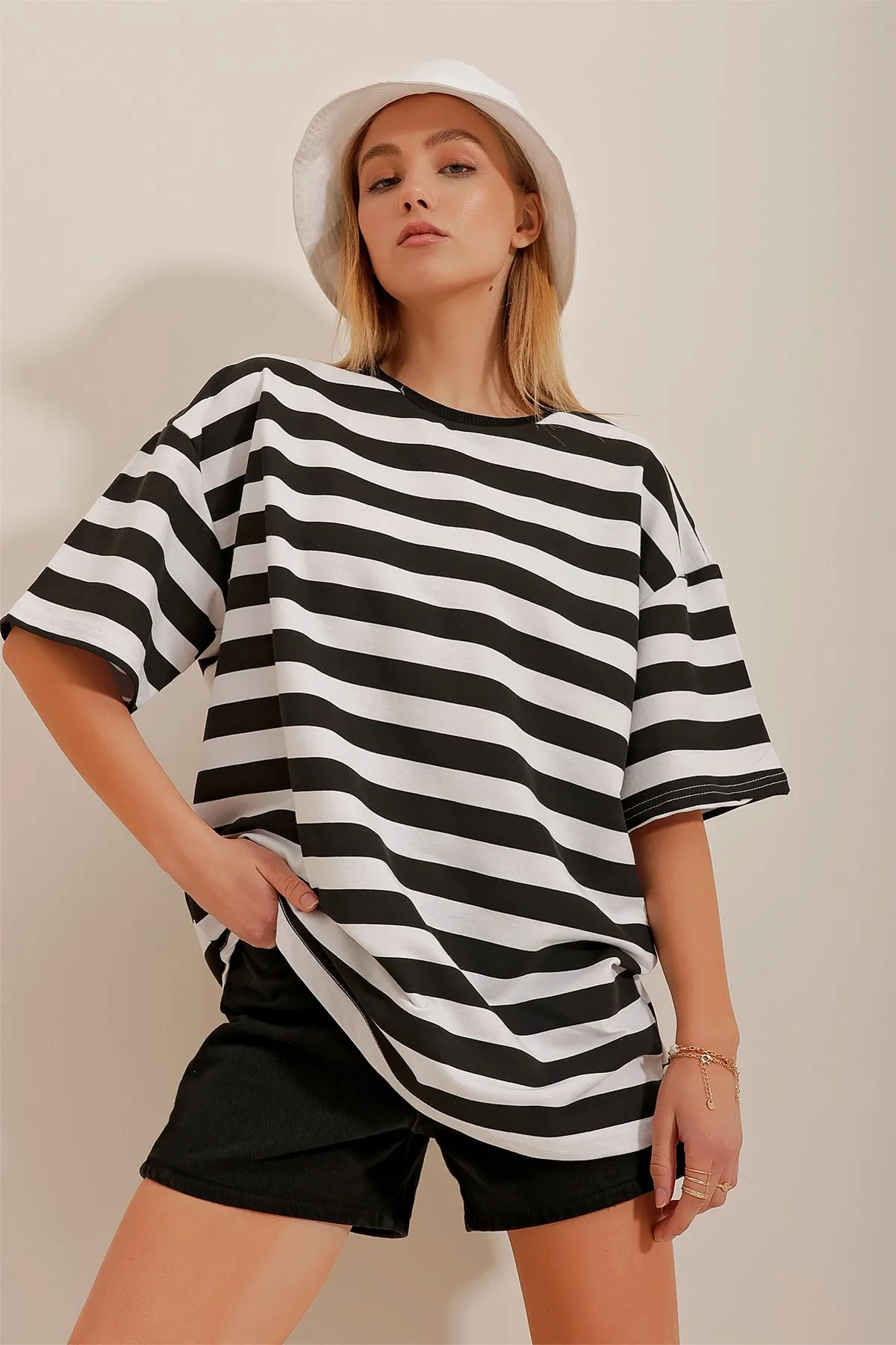 Trend Alaçatı Stili  Schwarzes, dick gestreiftes Oversize-T-Shirt mit Rundhalsausschnitt für Damen ALC-X10389