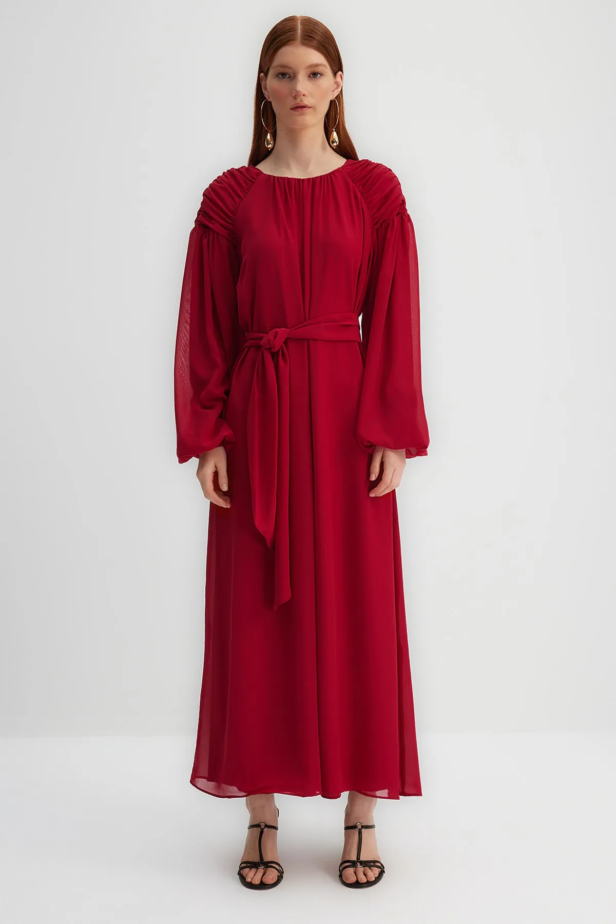 Trendyol Modest  X Kevser Sarıoglu Fuchsia Chiffon-Abendkleid mit drapierten Schultern und Gürtel TCLSS23DB00005