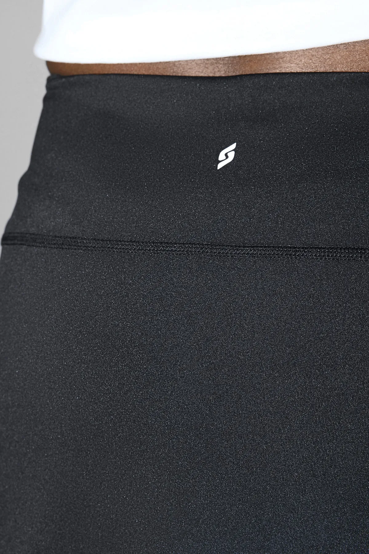 Trendyol Collection  Schwarzer, reflektierender, bedruckter 2-lagiger Innenshorts-Taschen-Tennis-Strick-Sport-Shorts-Rock THMSS23SR00013