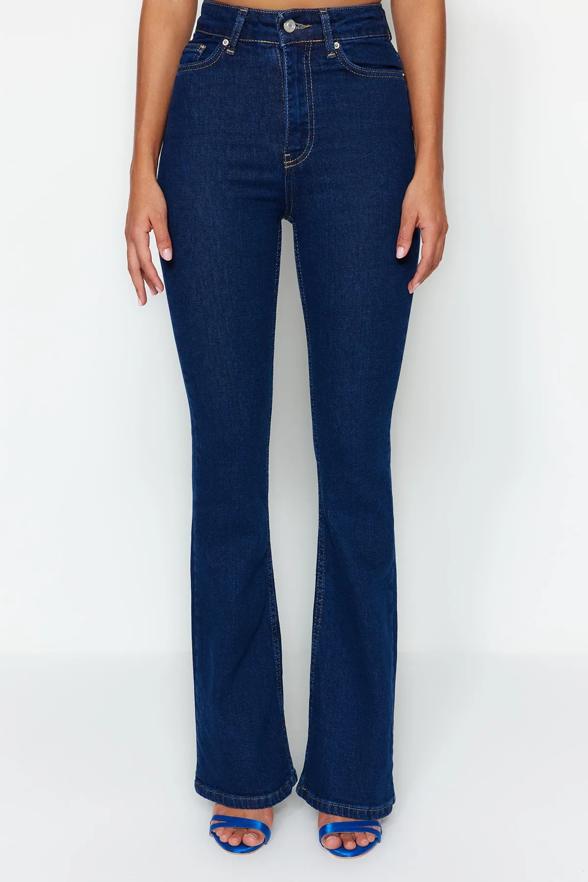 Trendyol Collection  Marineblaue Schlagjeans mit hoher Taille TWOSS23JE00063