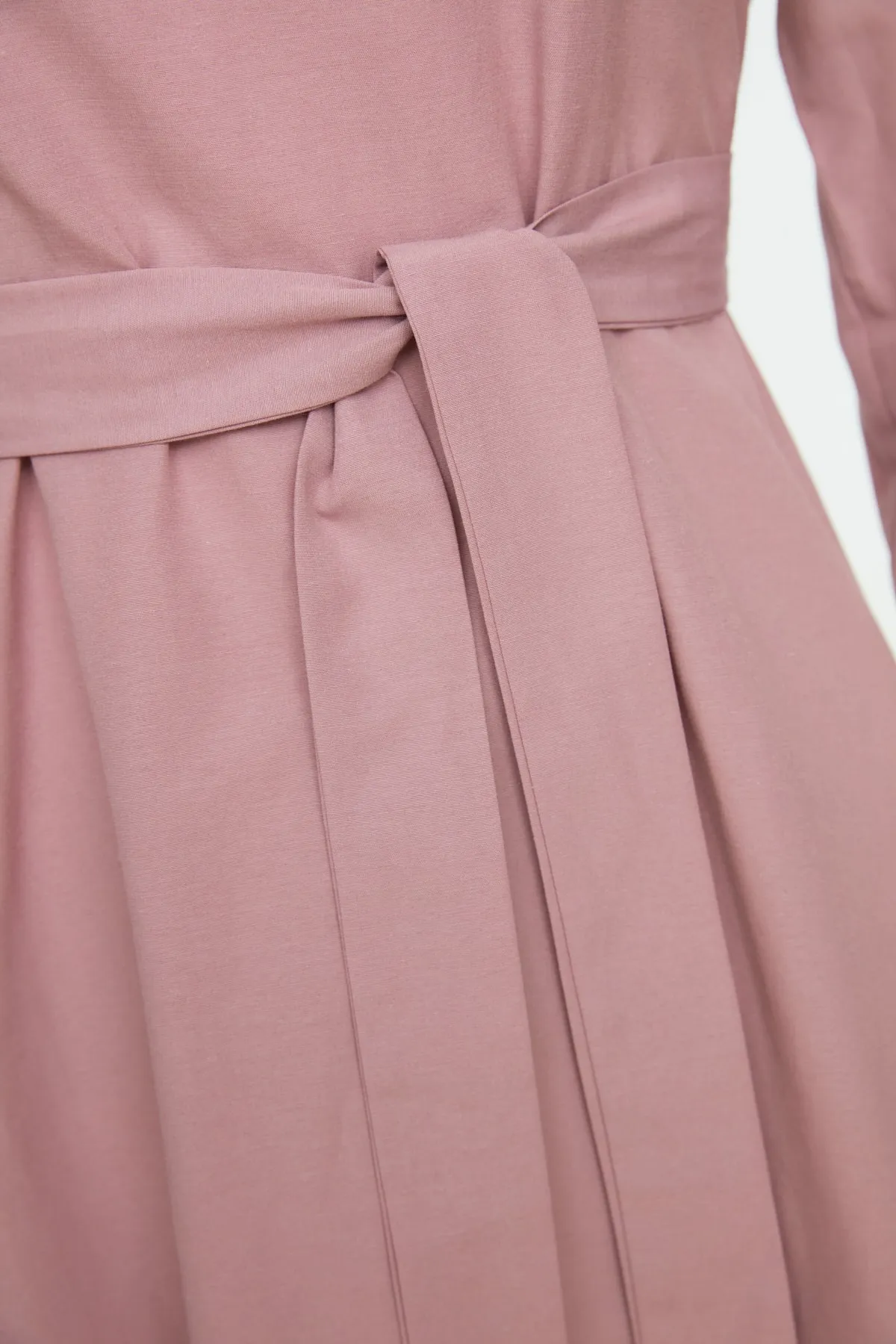 Trendyol Modest  Pflaumenfarbenes Kleid aus gewebter Baumwolle mit Stehkragen, Gürtel und breiten Manschetten TCTSS22EB0100