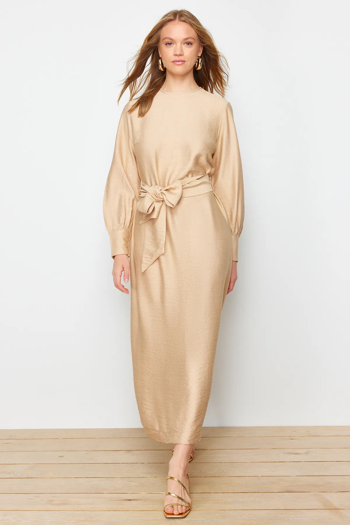Trendyol Modest  Hellbraunes Kleid in Leinenoptik mit breitem Gürtel, Reißverschluss und Manschetten TCTSS23EB00219