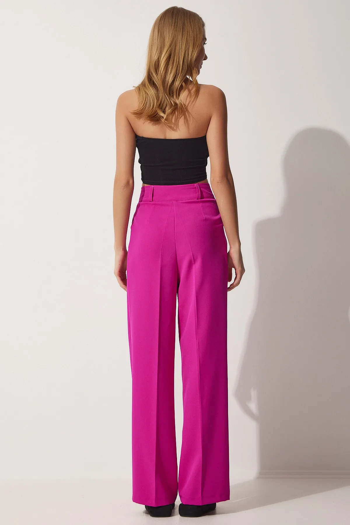 Happiness İstanbul  Maskuline Webhose mit weitem Bein