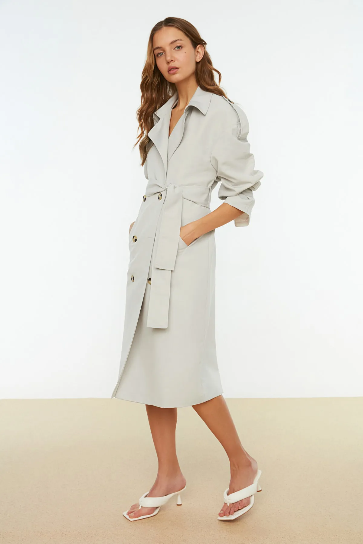 Trendyol Collection  Beiger, weit geschnittener, langer, wasserabweisender Trenchcoat mit Gürtel TWOSS21TR0005