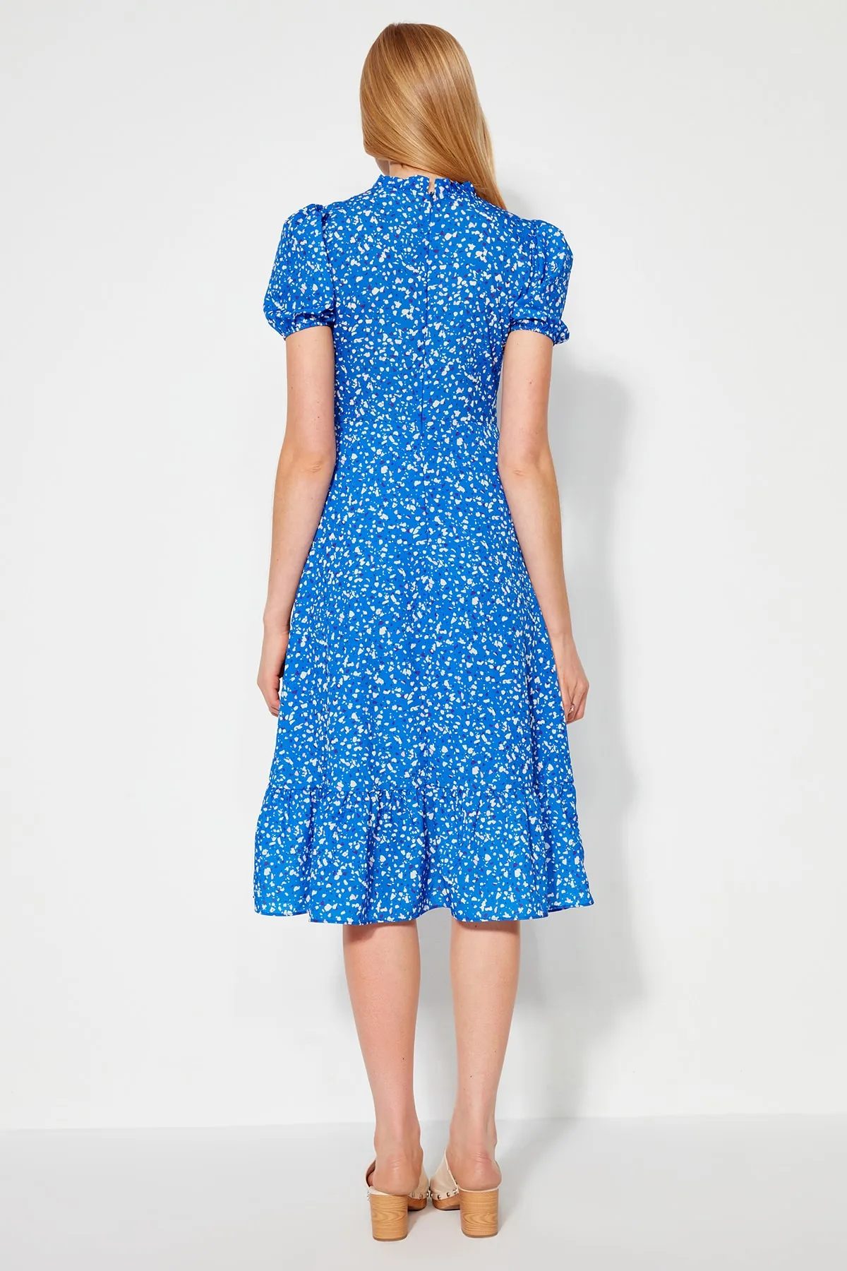 Trendyol Collection  Blaues, geblümtes, gewebtes Midikleid in A-Linie TWOSS20EL0894