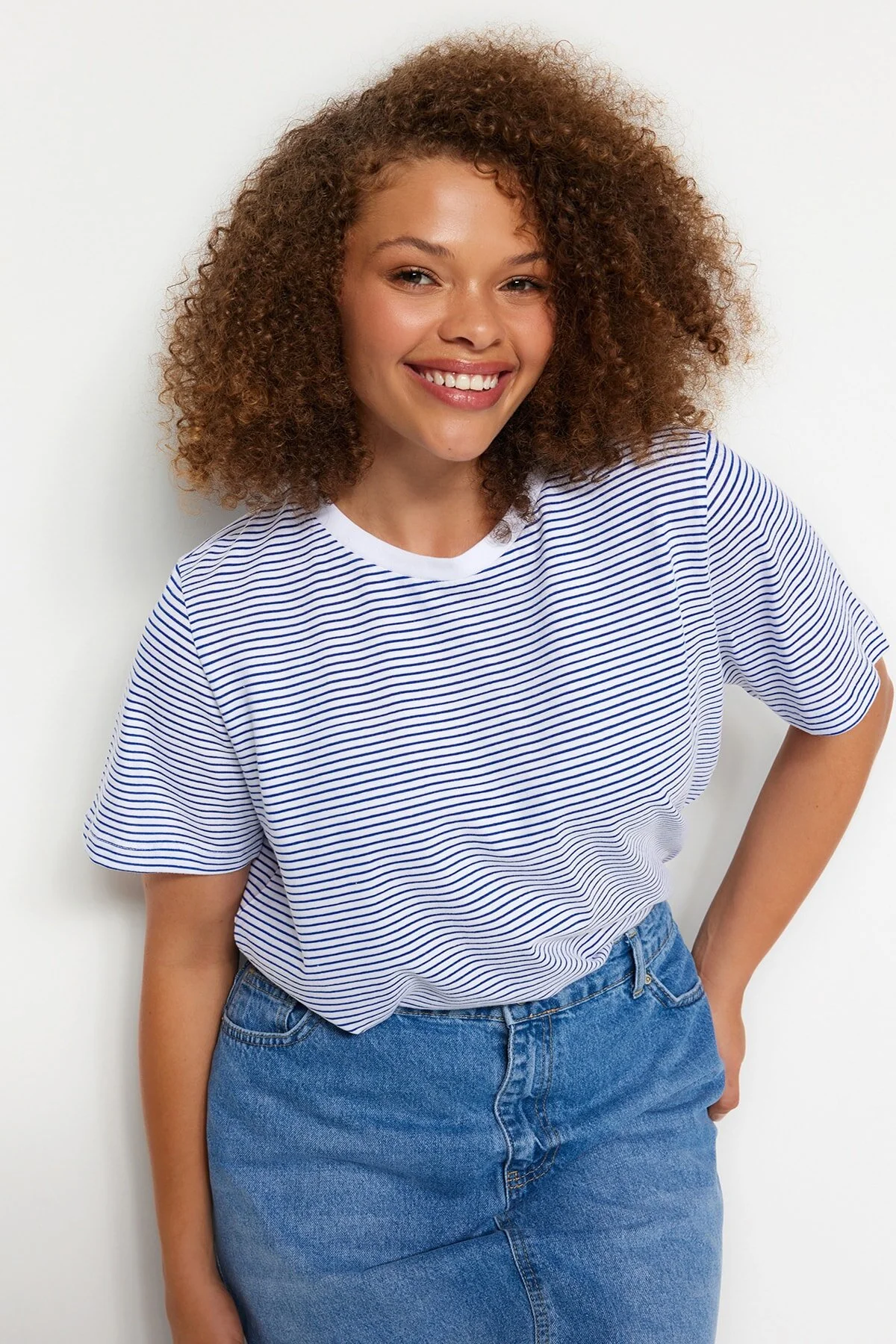 Trendyol Curve  Marineblaues, gestreiftes, gestreiftes Strick-T-Shirt mit Rundhalsausschnitt TBBSS23BF00068