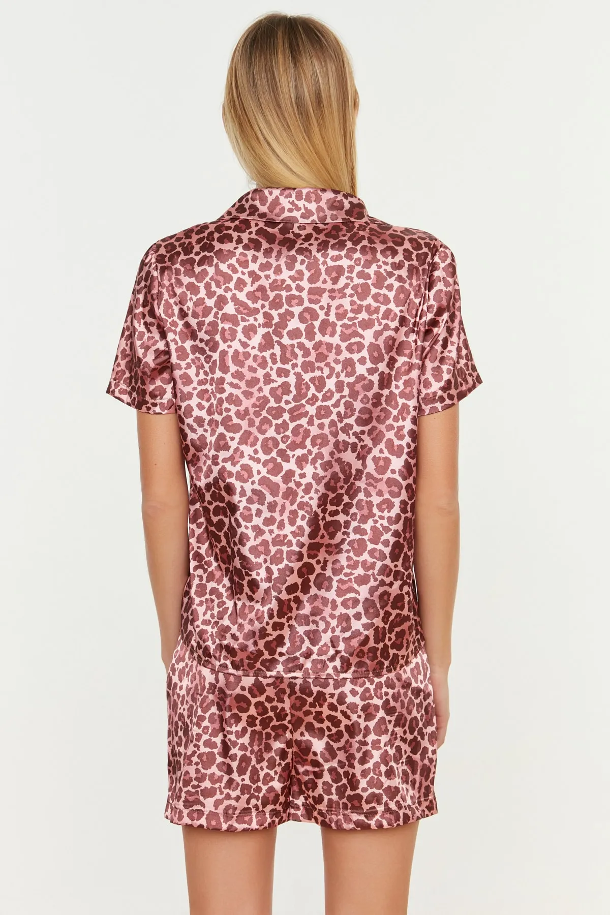 Trendyol Collection  Gewebtes Pyjama-Set aus Hemd und Shorts aus Satin mit Leopardenmuster in Rosa THMSS20PT0158