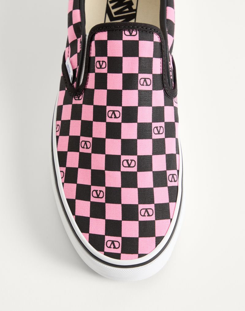Tênis slip-on Valentino Garavani e Vans em tecido com estampa xadrez do logo V.