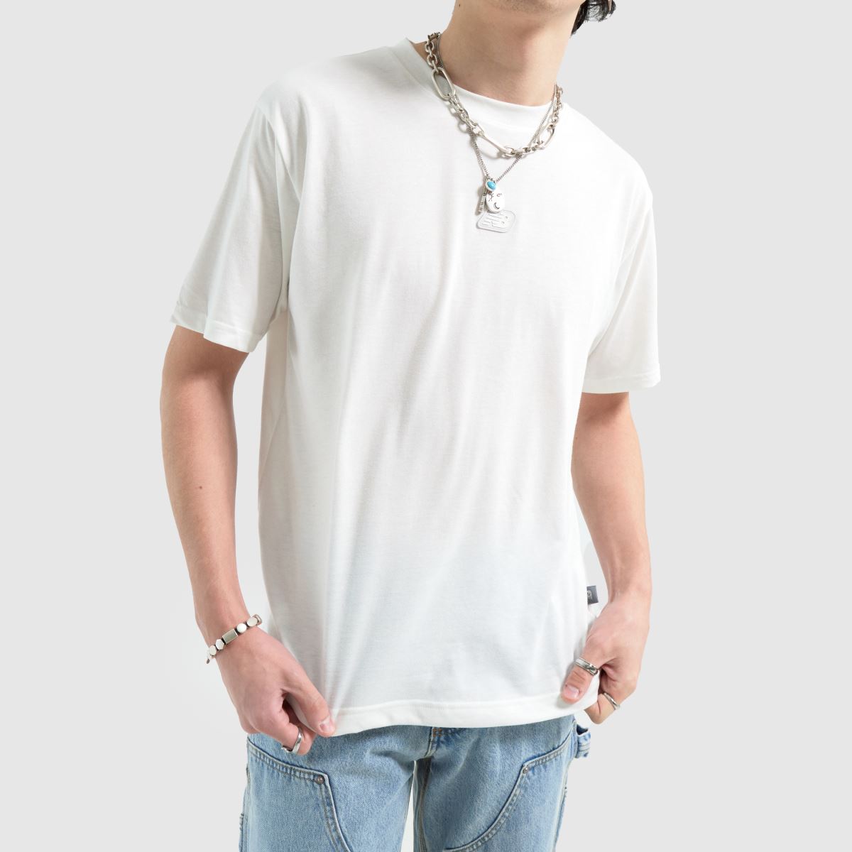 New Balance – Vit multifärgad t-shirt med basketmotiv