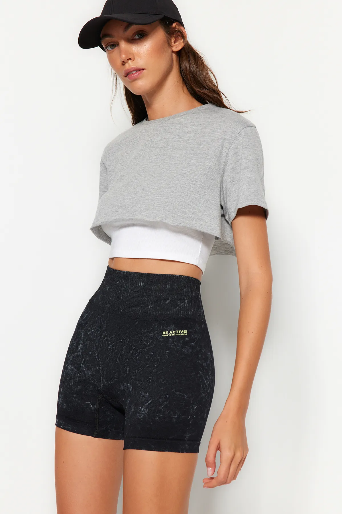 Trendyol Collection  Schwarze nahtlose/nahtlose Acid-Wash-Strick-Sportshorts/kurze Leggings THMSS23TY00034