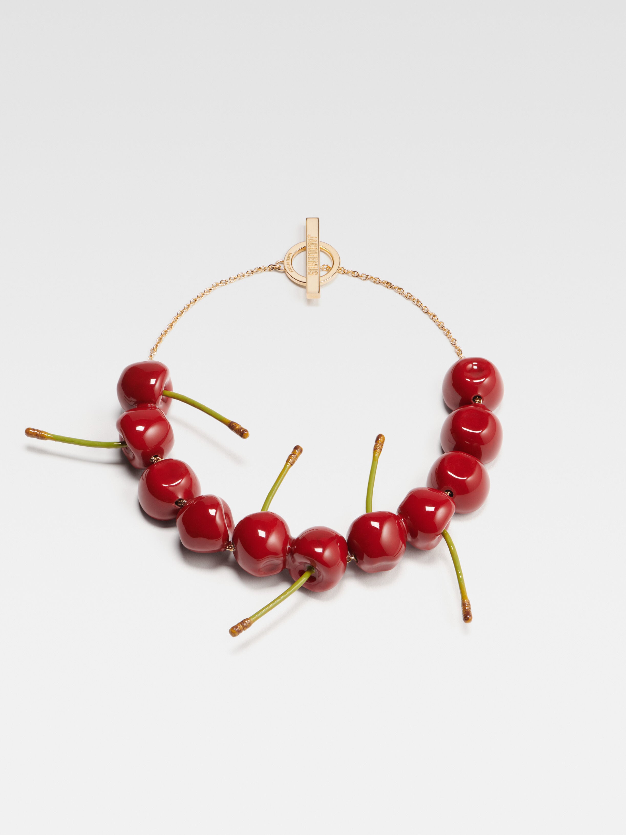 Le collier cerise