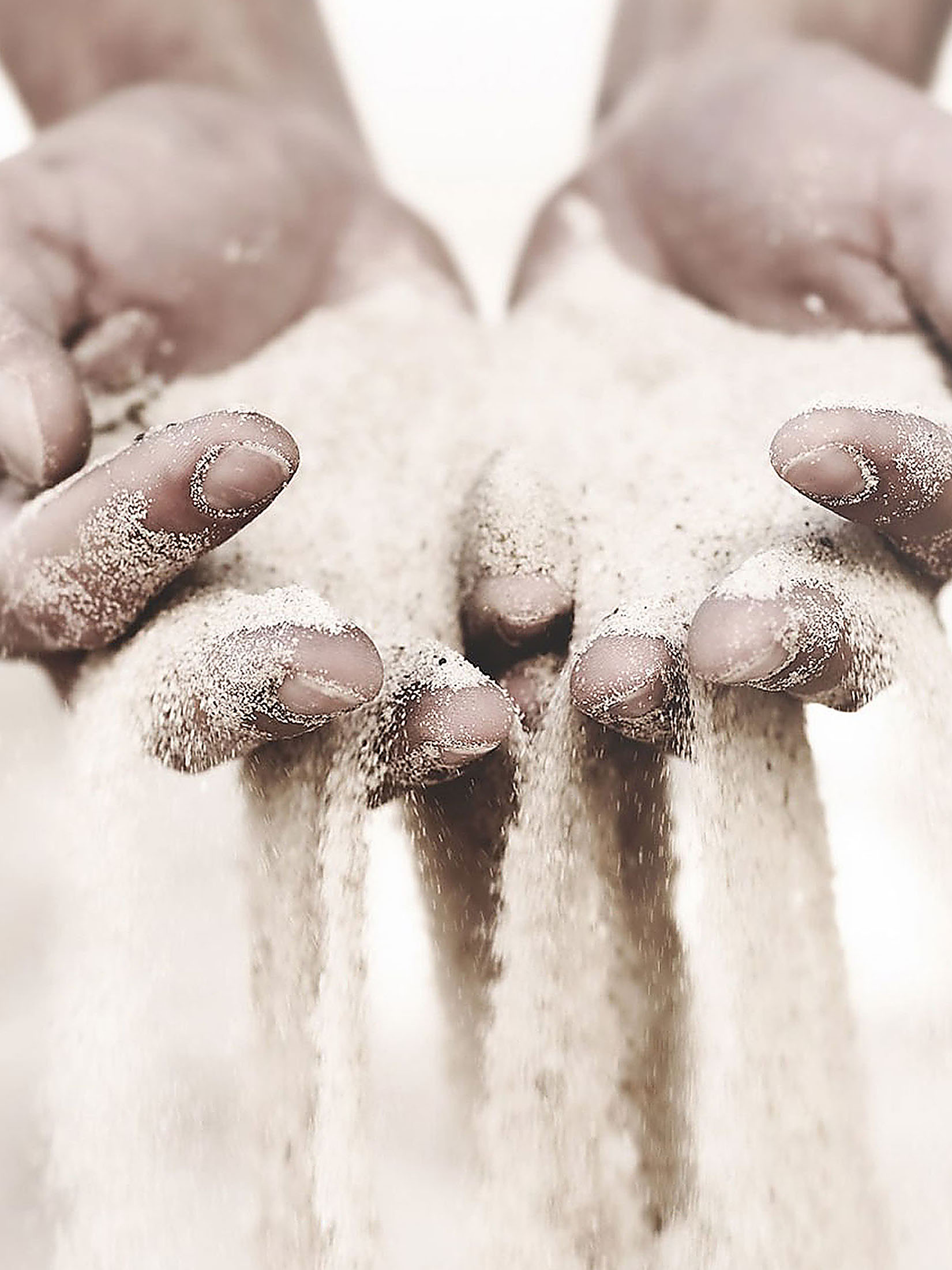 Sandy Hands Leinwand Druck, Hellgrau