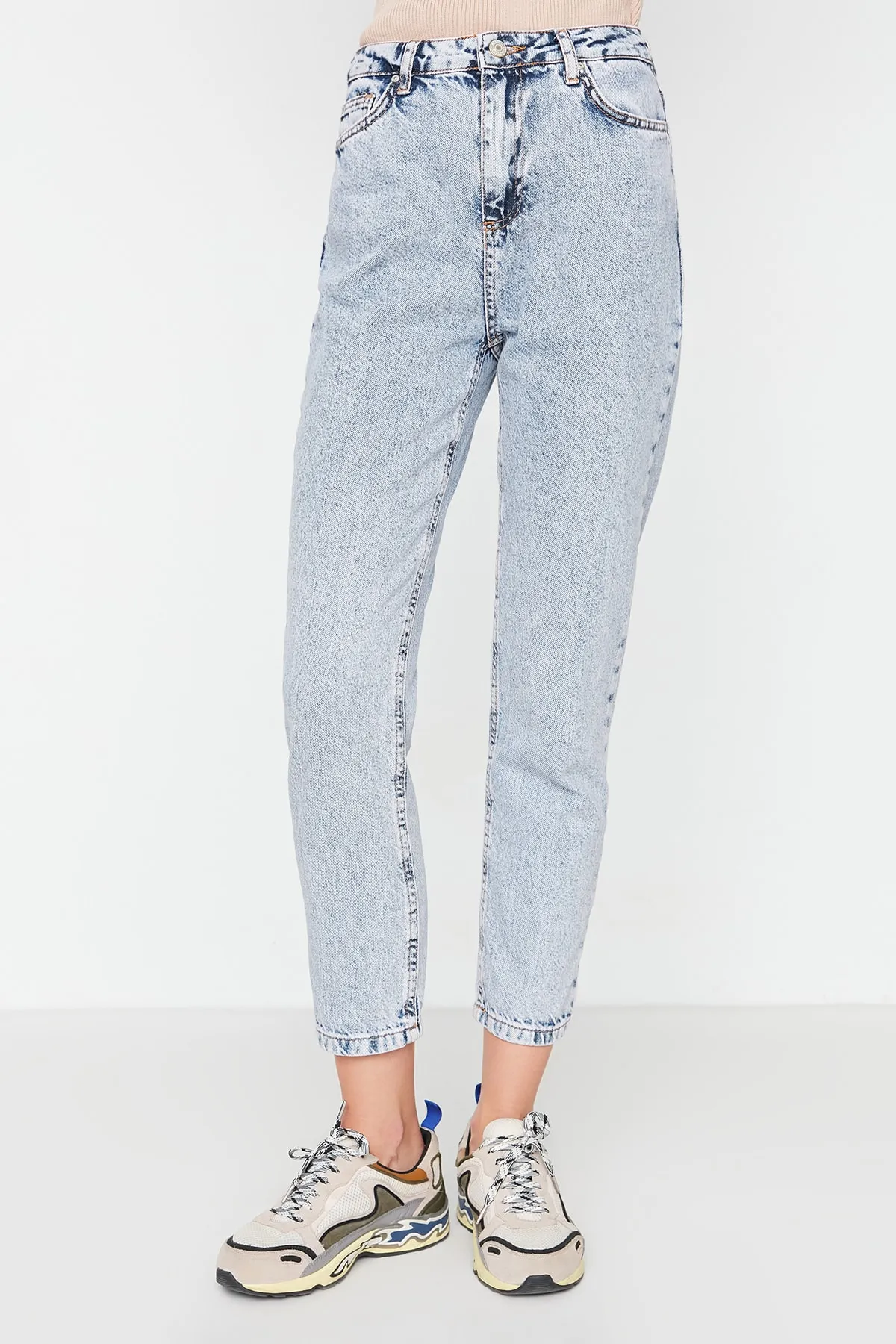 Trendyol Collection  Hellblaue Mom-Jeans mit hoher Taille und Wascheffekt TWOSS21JE0028
