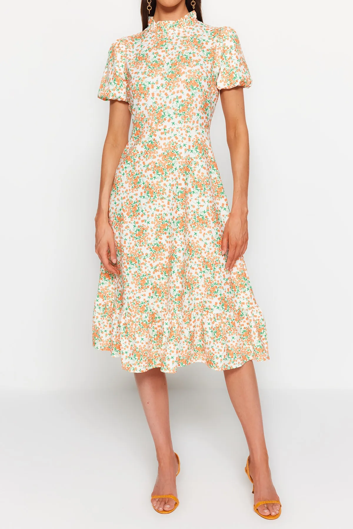 Trendyol Collection  Ecrufarbenes A-Linien-Midikleid mit Blumenmuster TWOSS20EL0894