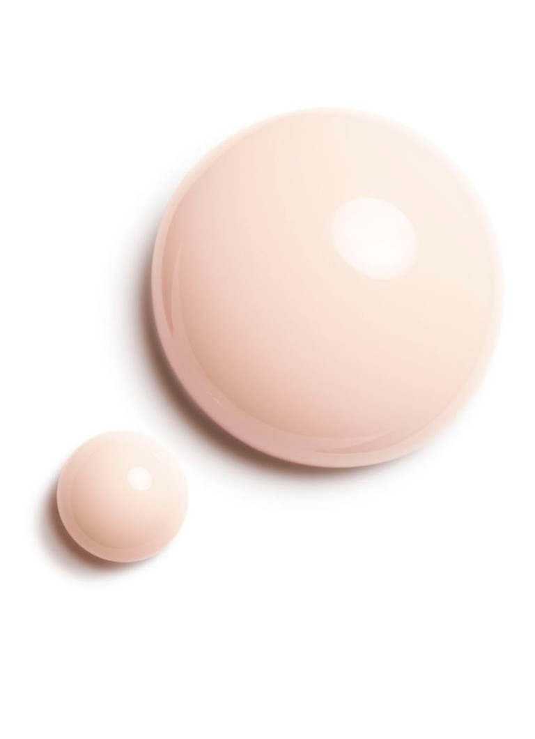OJA CHANEL LA BASE CAMELLIA, BAZA INTĂRITOARE, PROTECTOARE ȘI NETEZANTĂ