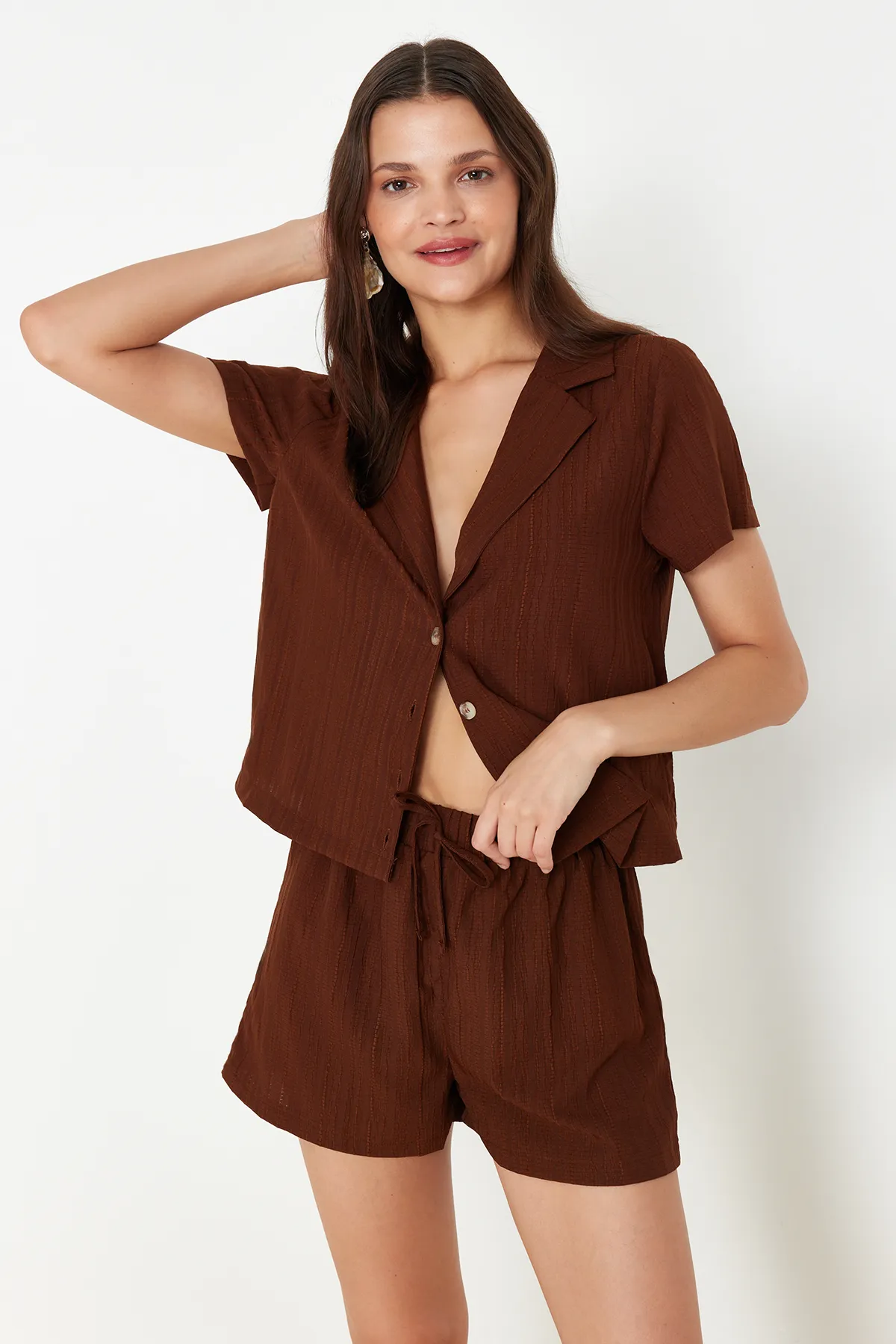 Trendyol Collection  Braunes gewebtes Hemd-Shorts-Set TBESS24AU00065