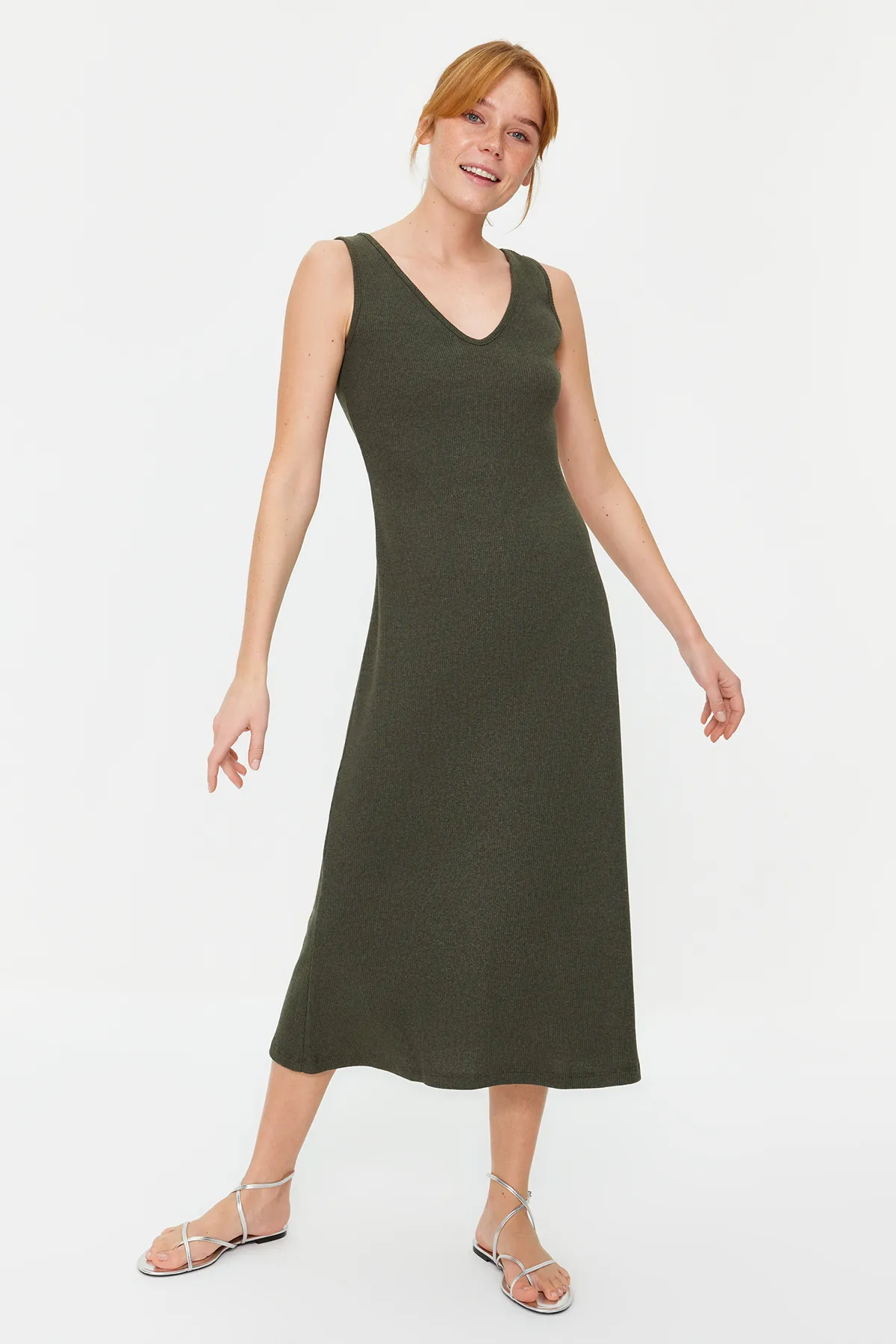 Trendyol Collection  Khakifarbenes, geripptes Midi-Strickkleid in A-Linie TWOSS22EL2964