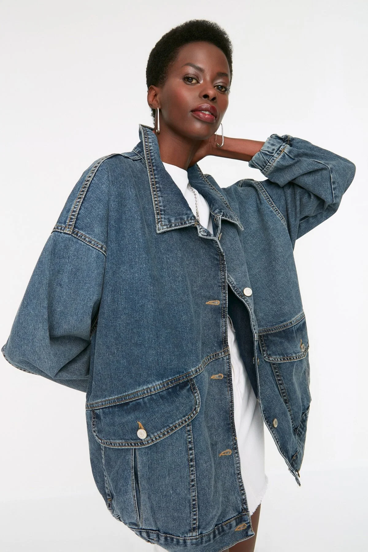 Trendyol Collection  Dunkelblaue Oversize-Jeansjacke mit Taschendetail TWOSS21CE0289