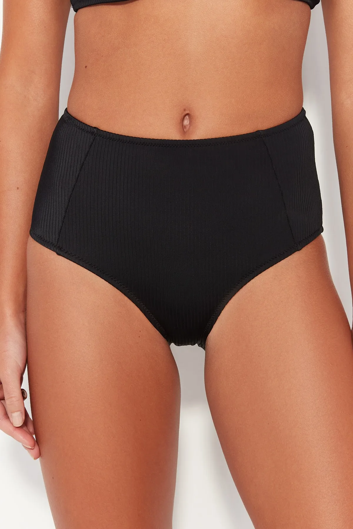 Trendyol Collection  Schwarze strukturierte Bikinihose mit hoher Taille und normalem Beinverlauf TBESS22BA0039
