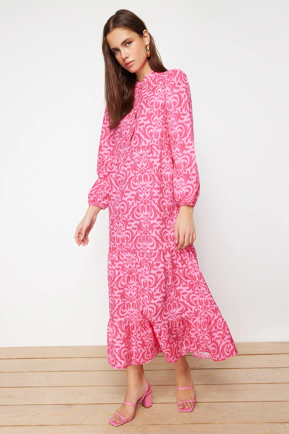 Trendyol Modest  Fuchsiafarbenes, gemustertes Kleid aus gewebter Baumwolle mit halber Knopfleiste und weiter Passform TCTSS23EB00222