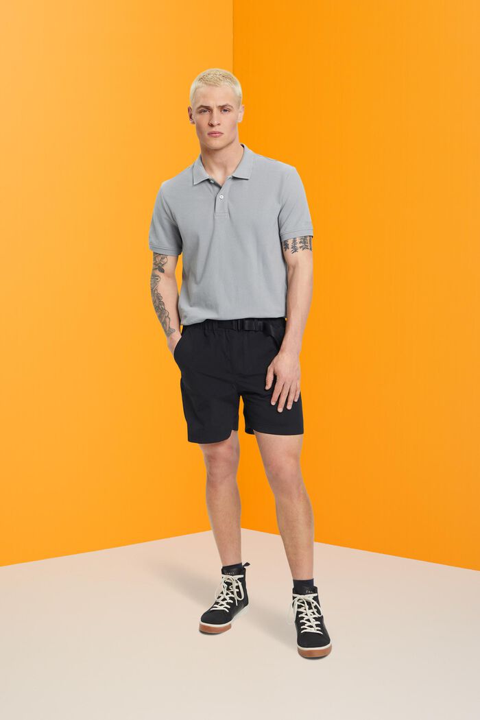 Shorts mit integriertem Gürtel