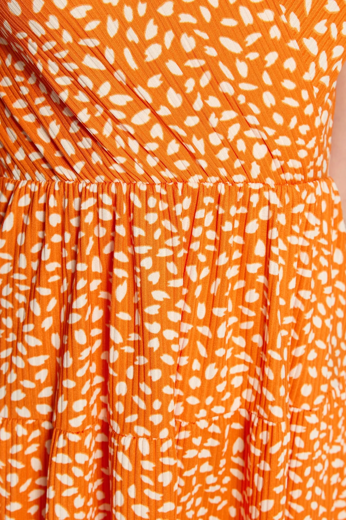 Trendyol Collection  Orange bedrucktes, zweireihiges, dehnbares Mini-Strickkleid mit zweireihigem Ausschnitt TWOSS21EL0241