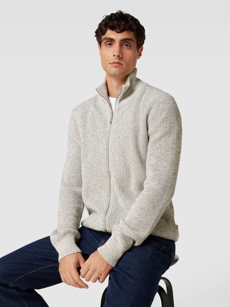 Strickjacke mit Stehkragen in sand