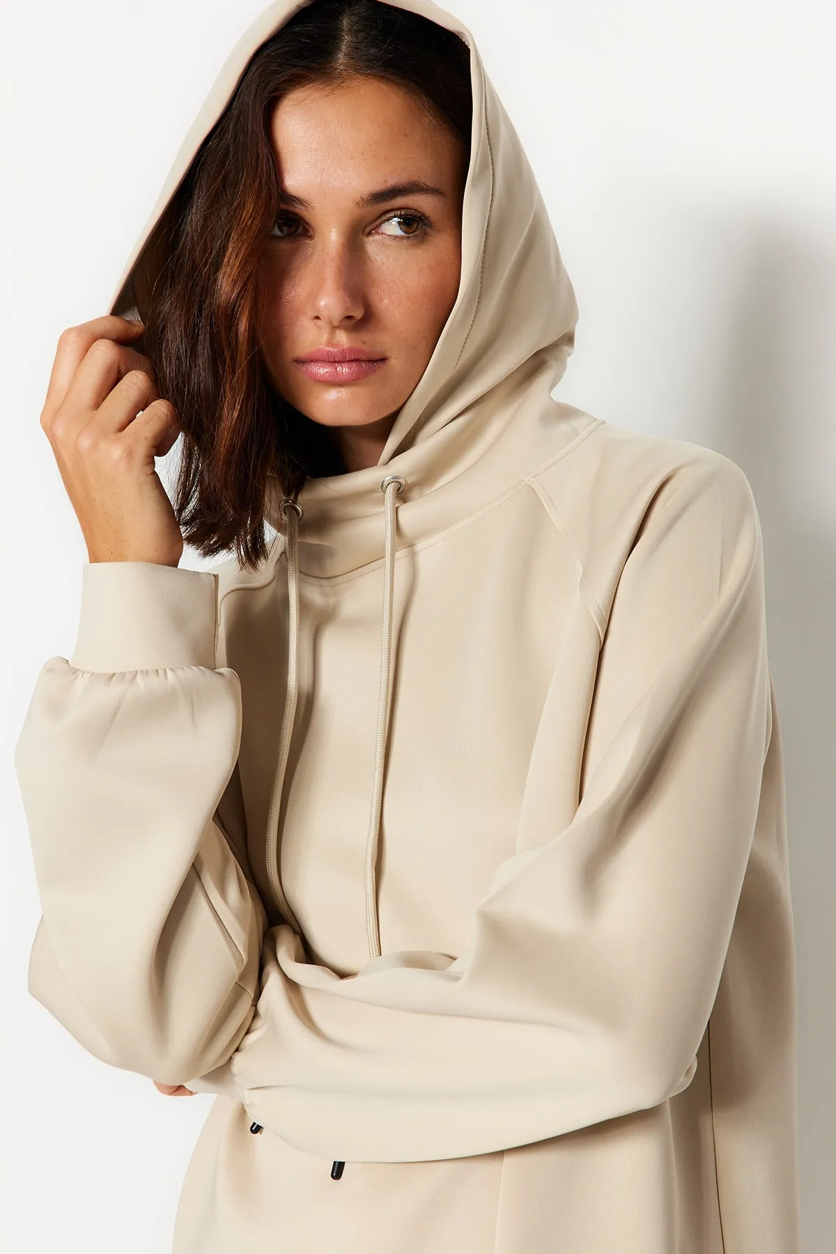 Trendyol Modest  Cremefarbenes Kapuzen-Tauch-/Tauch-Strick-Sweatshirt TCTAW24TW00002