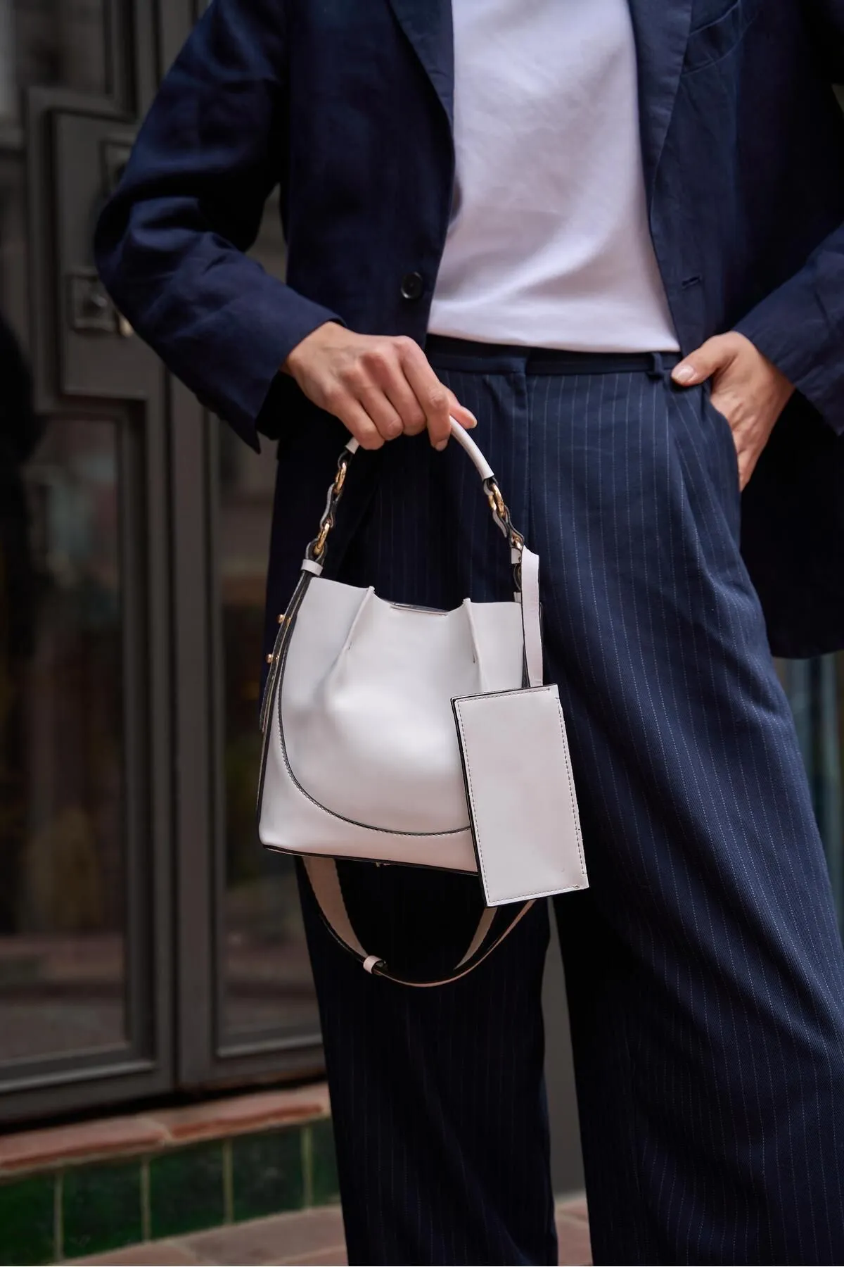 Madamra  Weiße Lauro Bucket Bag für Damen mit genähter Geldbörse oben -