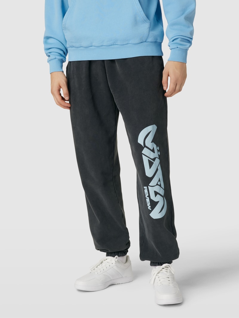 Sweatpants mit Label-Print Modell 'GOTHIC' - REVIEW x MATW in dunkelgrau