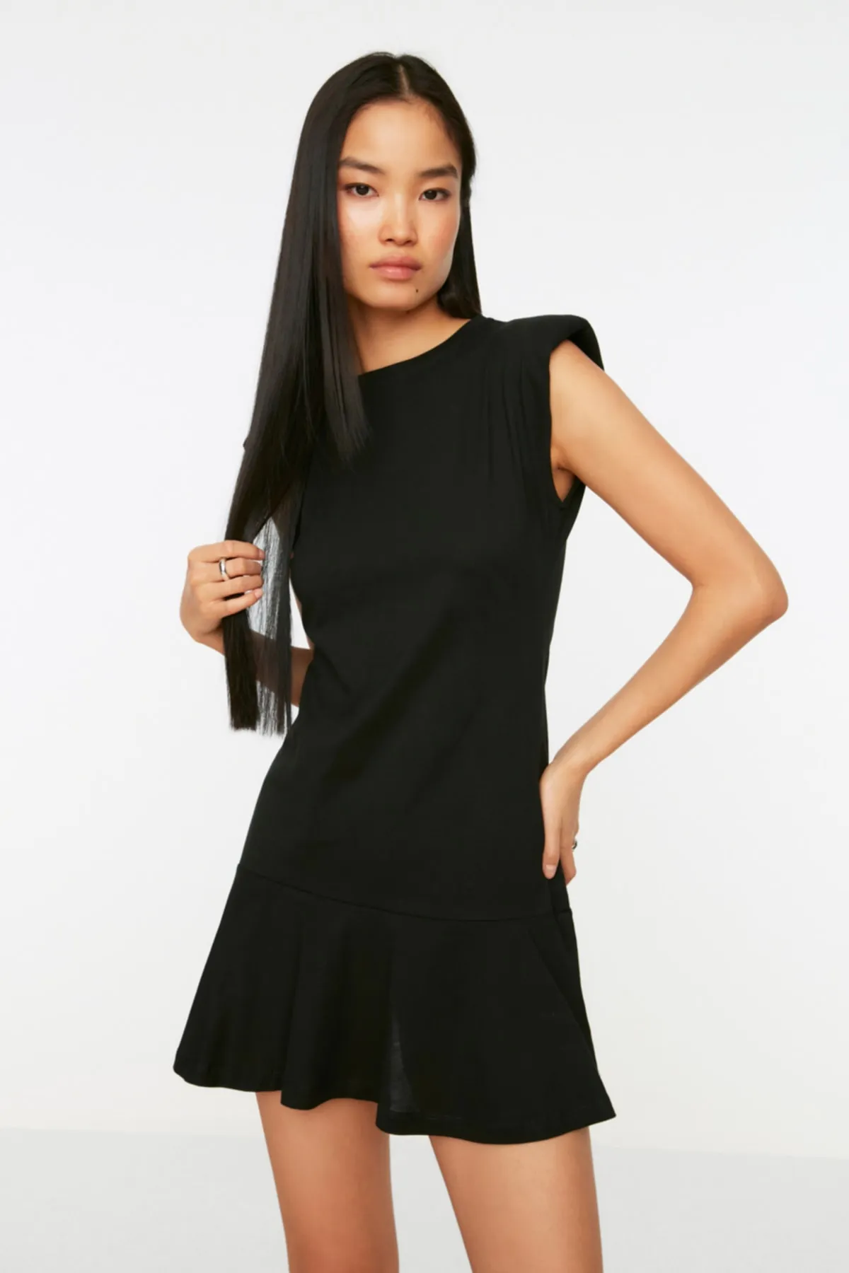 Trendyol Collection  Schwarzes Mini-Strickkleid aus 100 % Baumwolle mit gepolsterter Volanttaille/Skater-Rundhalsausschnitt TWOSS21EL0182