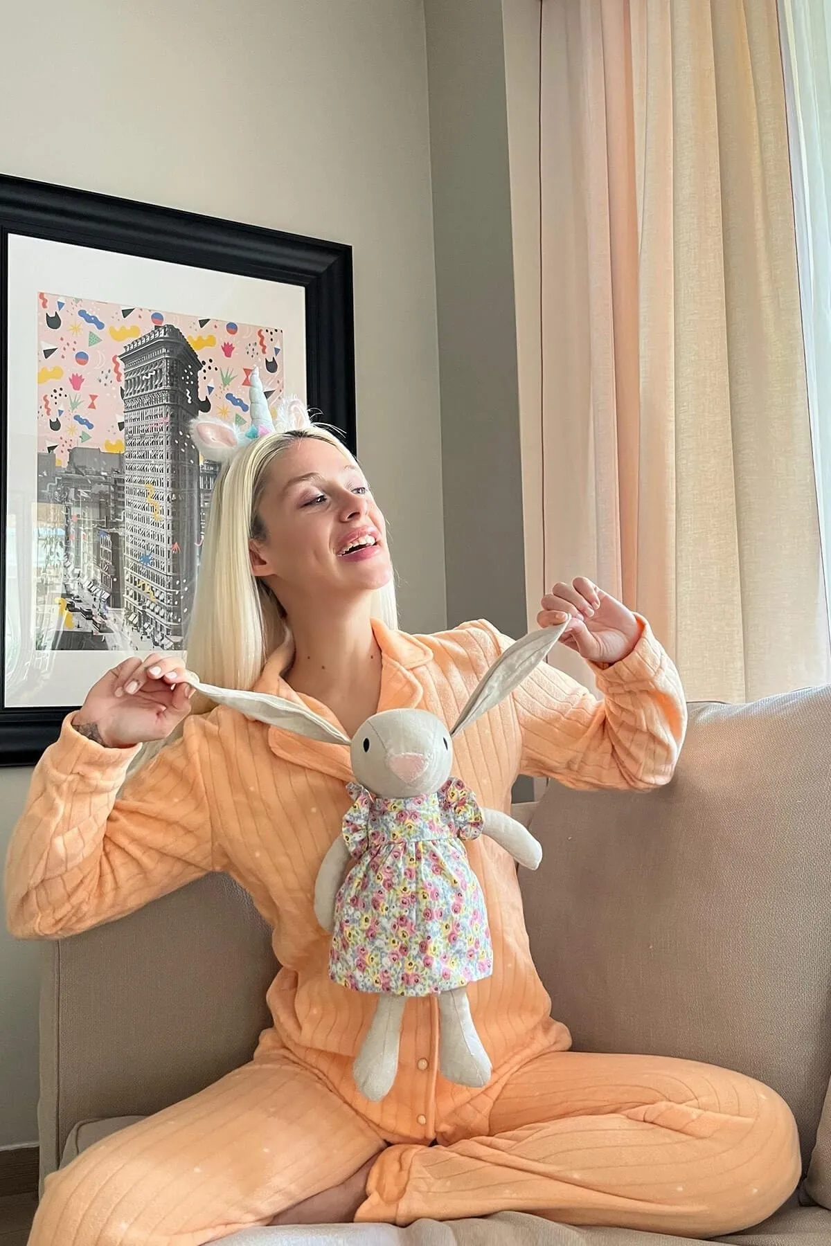 Pijamaevi  Orangefarbenes, gepunktetes Pyjama-Set aus Plüsch-Fleece mit Knöpfen vorne