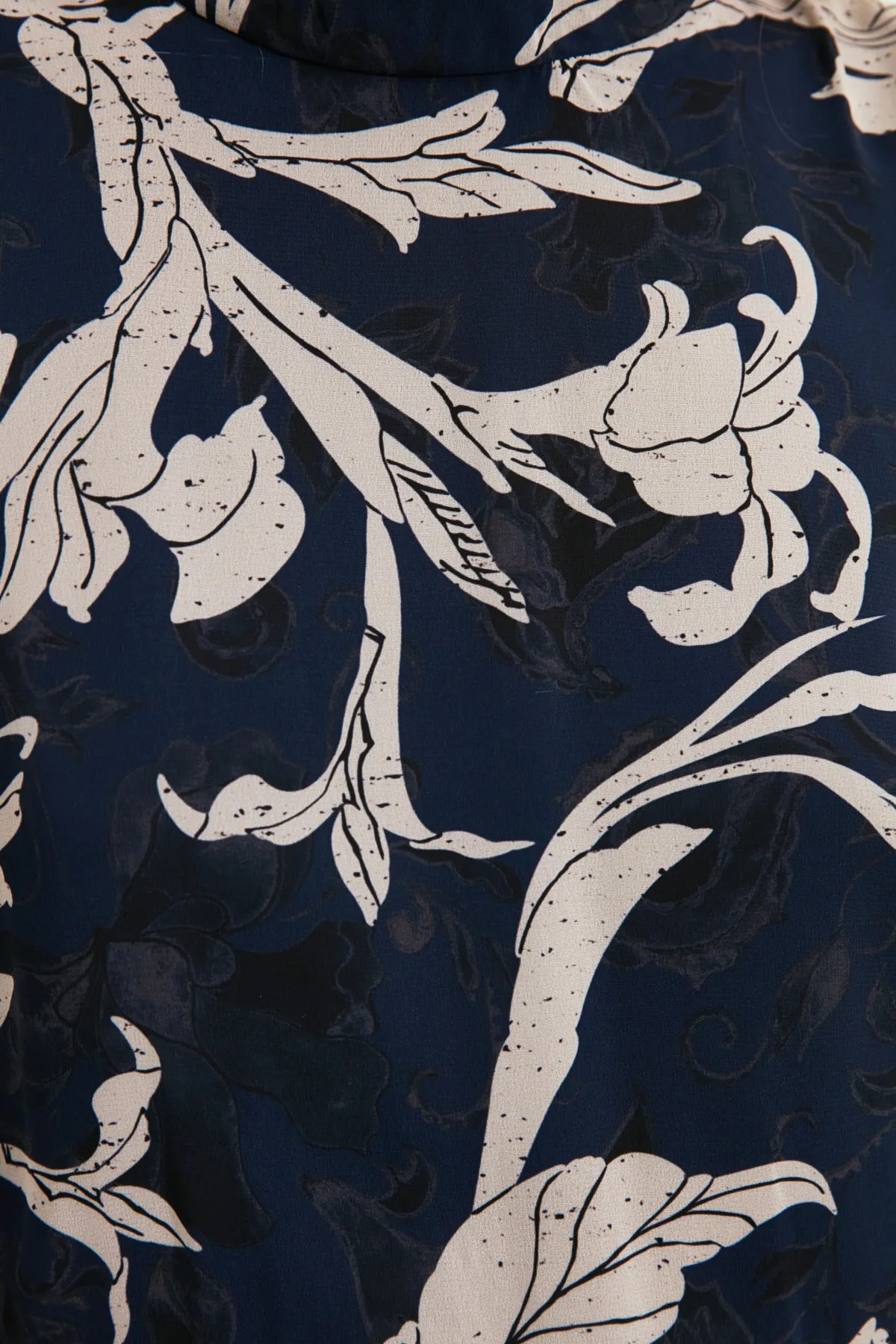 Trendyol Collection  Marineblaues Midi-Volantkleid mit Taillenöffnung und Stehkragen, gefüttert, gewebtes Kleid TWOAW21EL0354