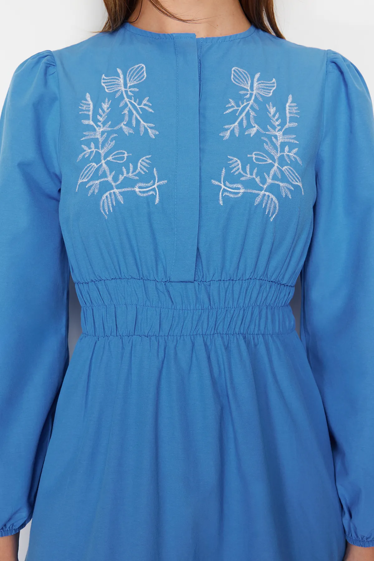 Trendyol Modest  Blaues, besticktes, detailliertes Webkleid TCTSS24EB00138